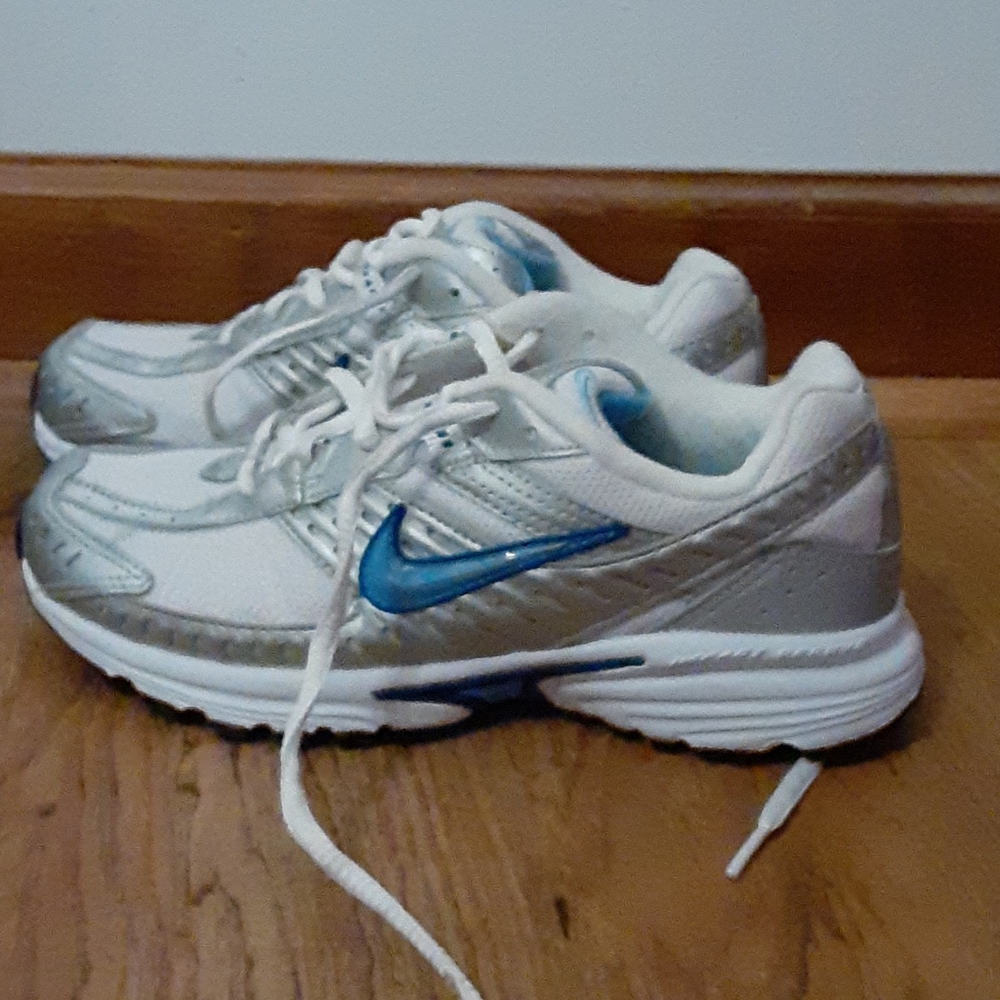 NWOT Women's Nike athletic shoes
